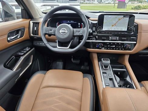 Used 2025 Nissan Pathfinder Platinum FWD image 6