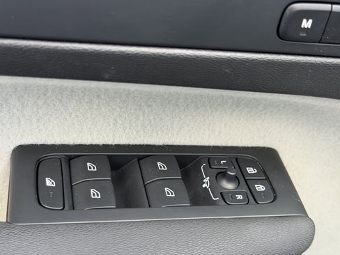 Certified 2023 Volvo XC40 B5 Plus w/ Protection Package Premier image 17