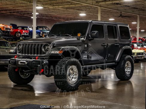 Used 2018 Jeep Wrangler Unlimited Sahara AWD/4WD image 3