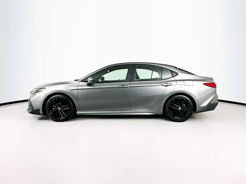 Used 2025 Toyota Camry SE image 4