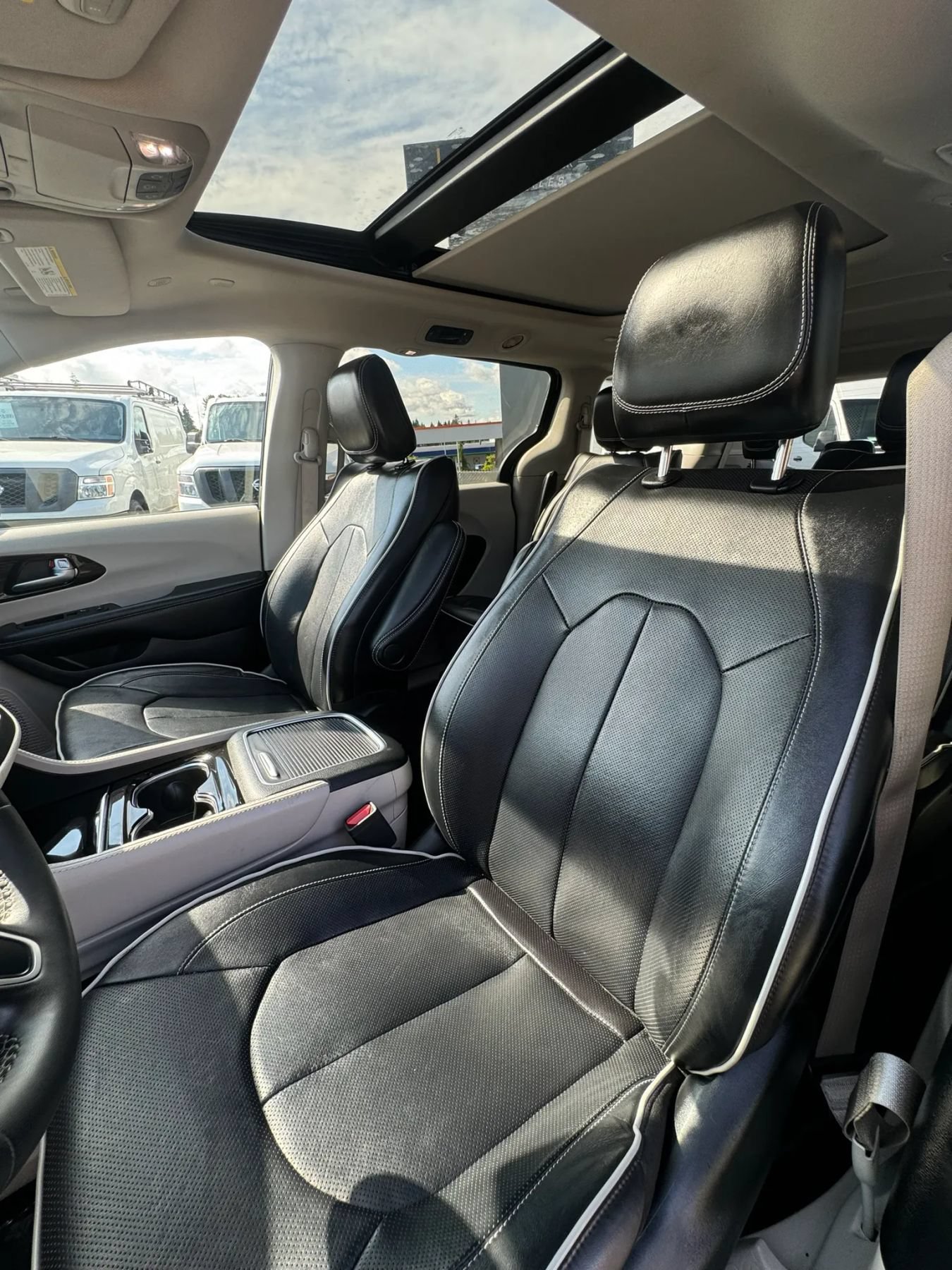 Used 2023 Chrysler Pacifica Limited FWD image 18