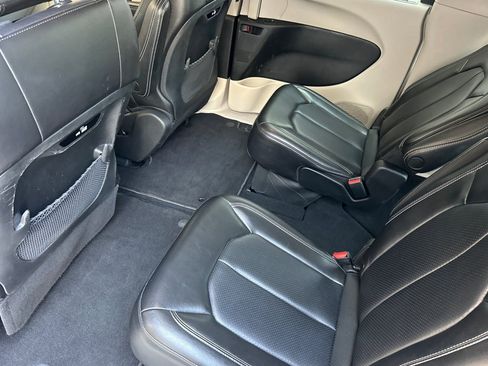 Used 2023 Chrysler Pacifica Touring-L FWD image 13