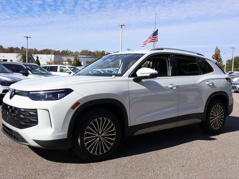 Certified 2025 Volkswagen Tiguan S image 3