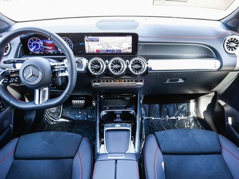 Used 2024 Mercedes-Benz EQB 300 4MATIC image 10