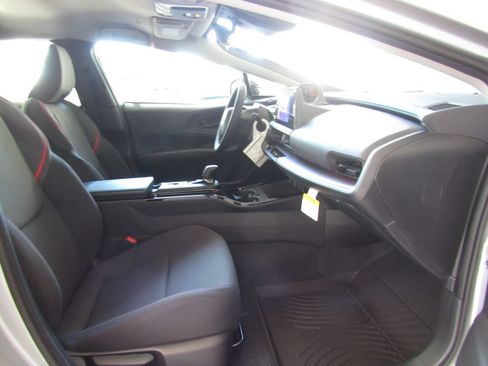 Used 2026 Toyota Prius Plug-In Hybrid FWD image 18