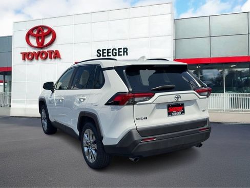 Used 2019 Toyota RAV4 XLE Premium FWD image 9