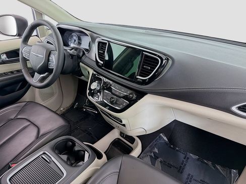 Used 2023 Chrysler Pacifica Touring-L AWD/4WD image 21