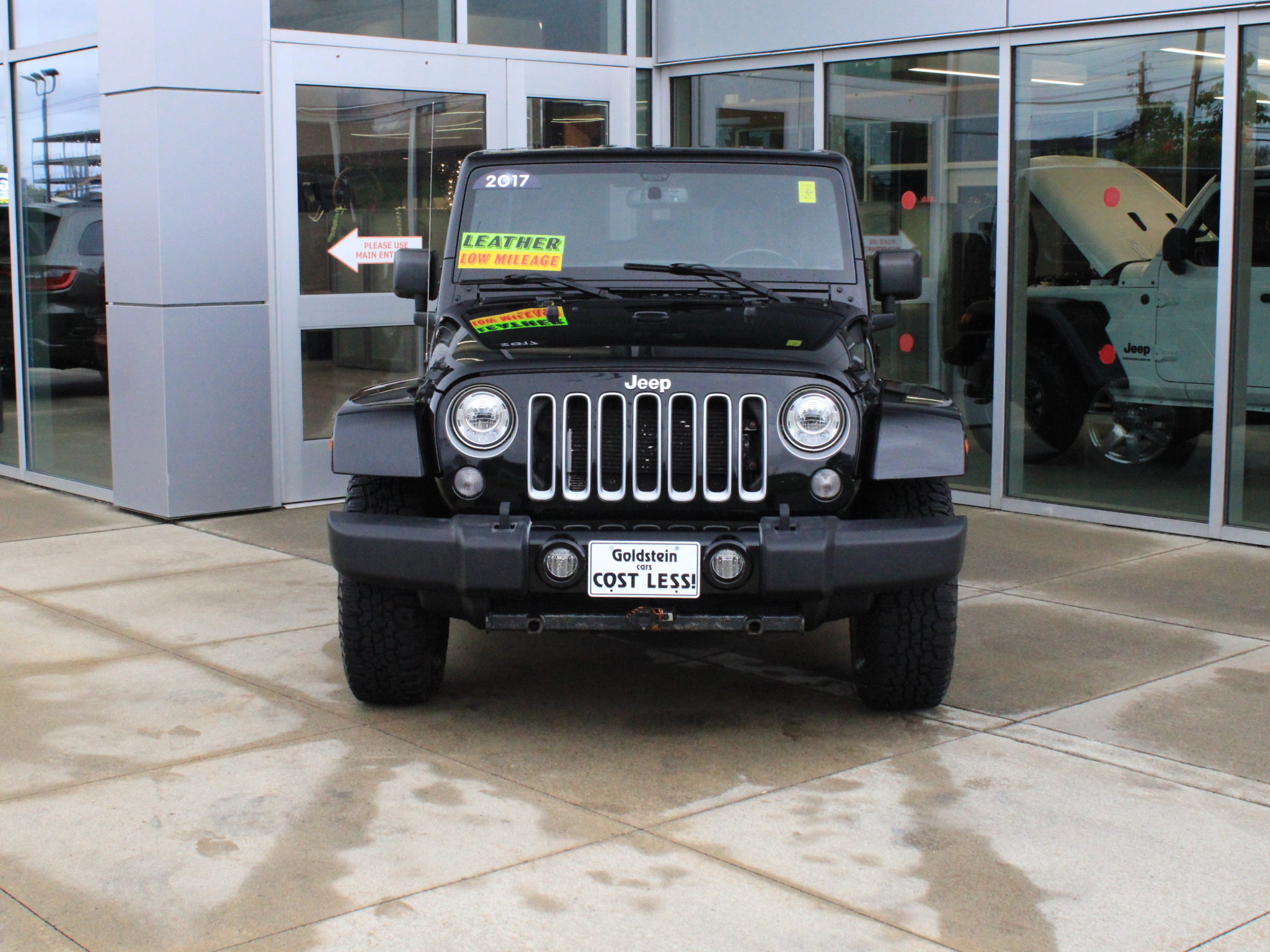 Used 2017 Jeep Wrangler Unlimited Sahara w/ Dual Top Group AWD/4WD image 2