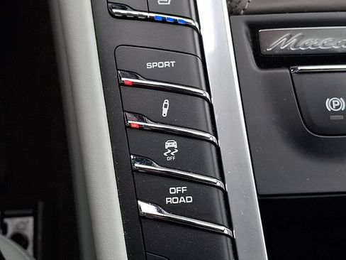 Certified 2021 Porsche Macan Turbo AWD/4WD image 28