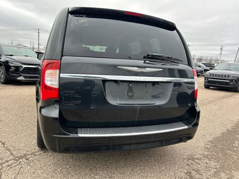 Used 2013 Chrysler Town & Country Touring image 16