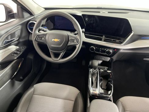 Certified 2025 Chevrolet Trax LT FWD image 2