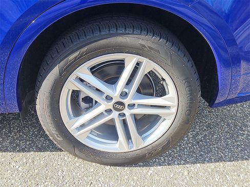 Used 2024 Audi Q5 e Premium w/ Convenience Package image 8