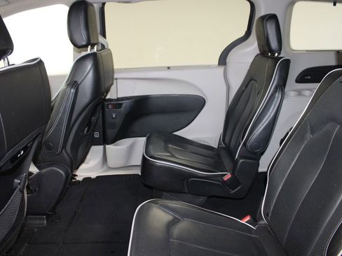 Used 2023 Chrysler Pacifica Limited FWD image 18