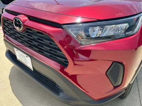 Used 2021 Toyota RAV4 LE AWD/4WD image 4