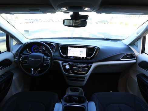 Used 2021 Chrysler Pacifica Touring image 31