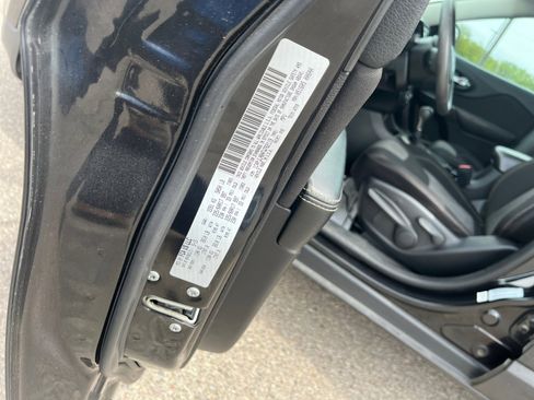 Used 2015 Jeep Cherokee Sport image 25