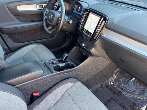 Certified 2025 Volvo XC40 B5 Core AWD/4WD image 17