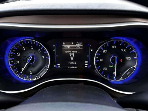 Used 2020 Chrysler Voyager Lxi image 26