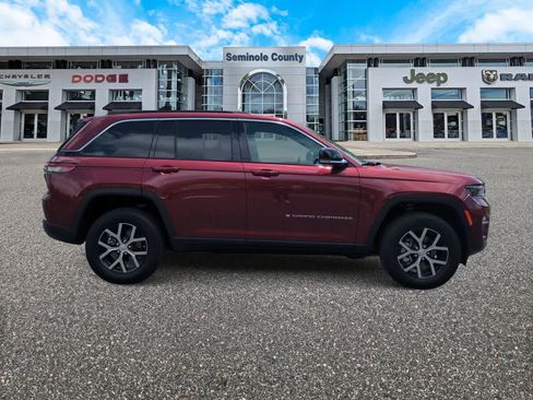 Used 2025 Jeep Grand Cherokee Limited RWD image 9