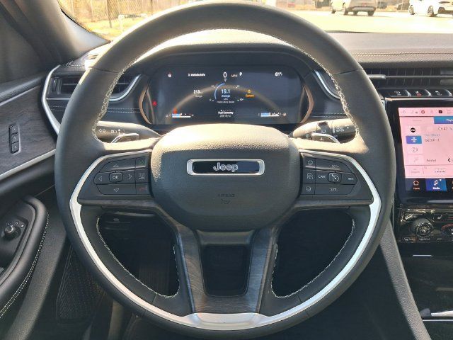 Used 2025 Jeep Grand Cherokee Limited w/ Luxury Tech Group II RWD image 15