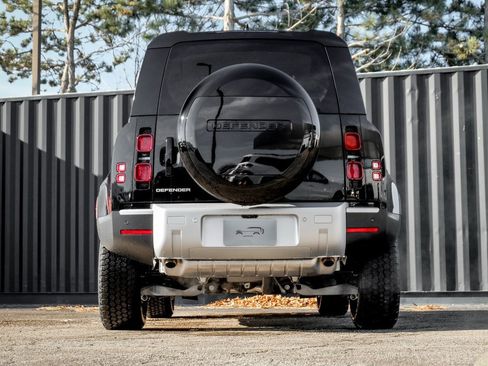 Used 2025 Land Rover Defender 110 S image 7
