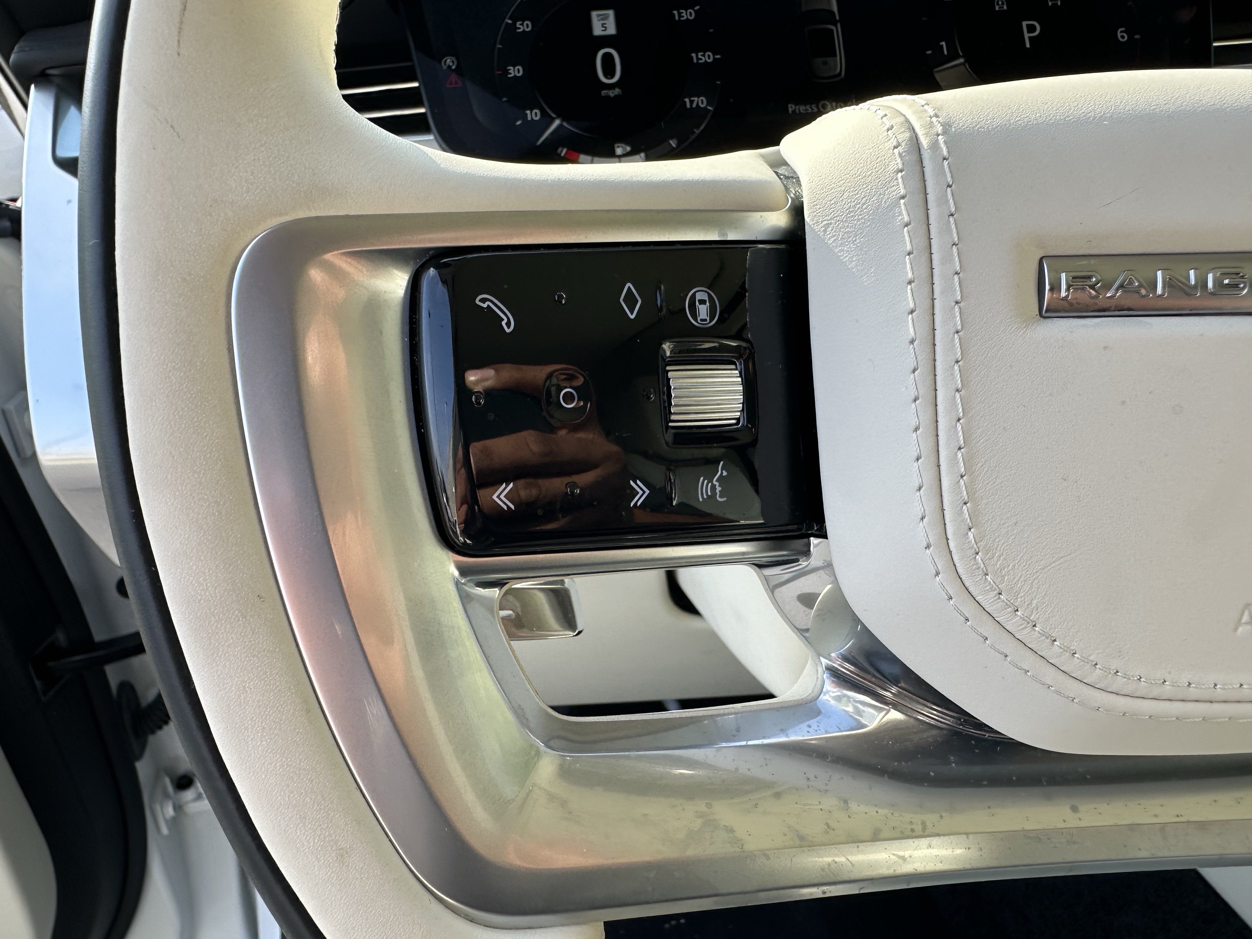 Certified 2025 Land Rover Range Rover SE AWD/4WD image 19