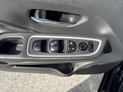 Used 2020 Nissan Versa SR image 17