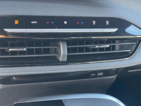 Used 2025 Buick Enclave Preferred image 17