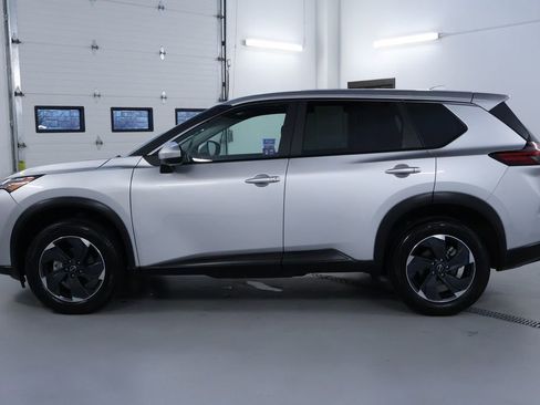 Used 2024 Nissan Rogue SV image 4