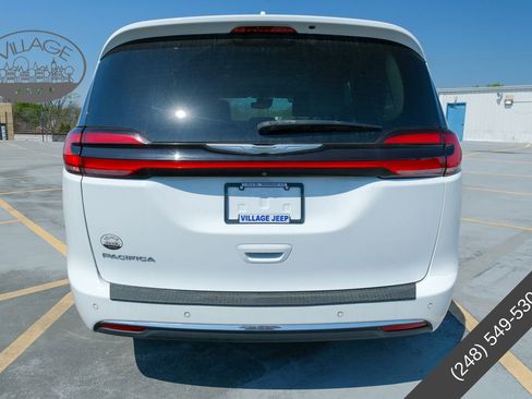 Used 2021 Chrysler Pacifica Touring-L FWD image 4