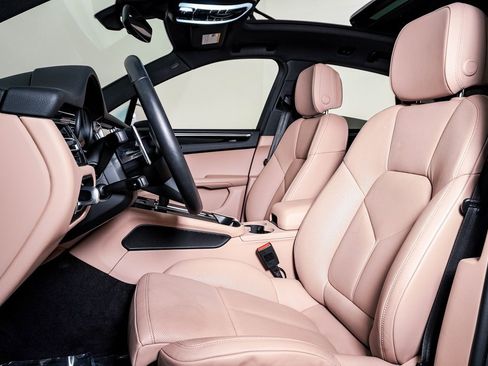 Certified 2025 Porsche Macan image 5