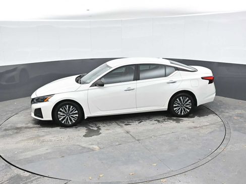 Used 2023 Nissan Altima 2.5 SV AWD/4WD image 14