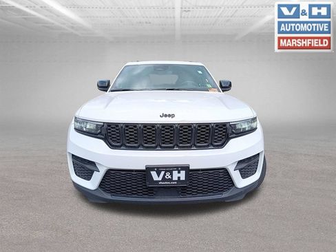 Used 2023 Jeep Grand Cherokee Altitude AWD/4WD image 8
