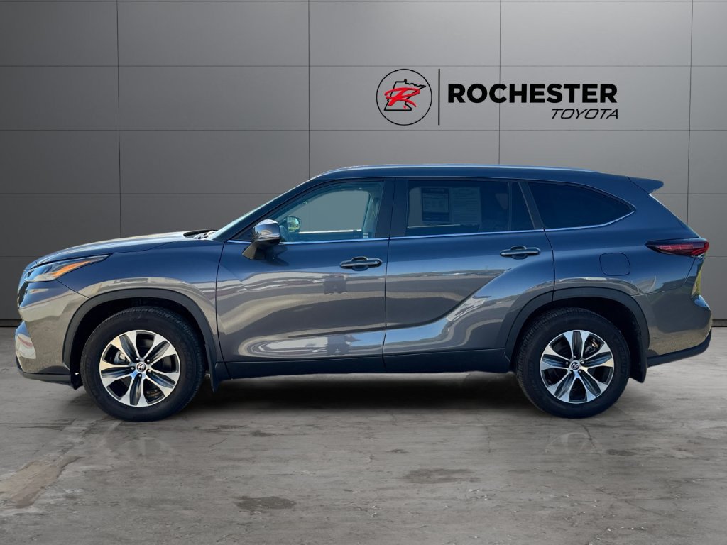Used 2024 Toyota Highlander XLE AWD/4WD image 2