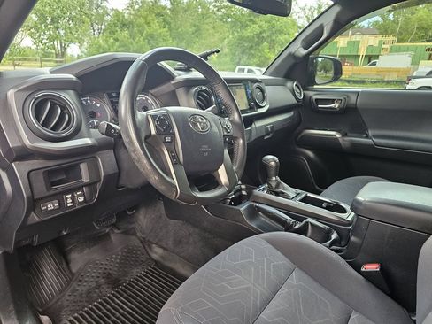 Used 2017 Toyota Tacoma TRD Off-Road w/ Tow Package (A/T) AWD/4WD image 10