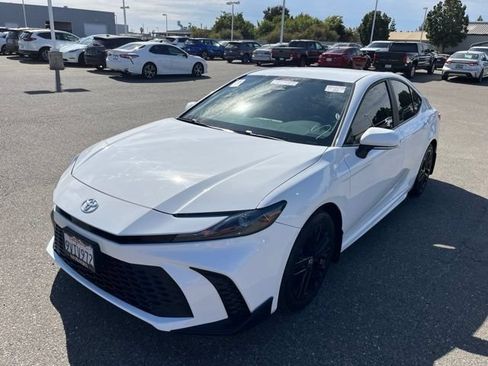 Used 2025 Toyota Camry SE FWD image 1