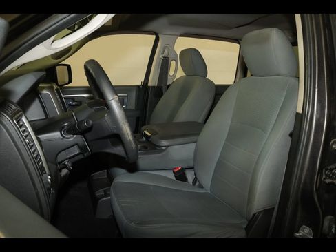 Used 2019 RAM 1500 Classic SLT AWD/4WD image 2