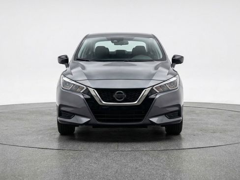 Used 2025 Nissan Versa SV image 2