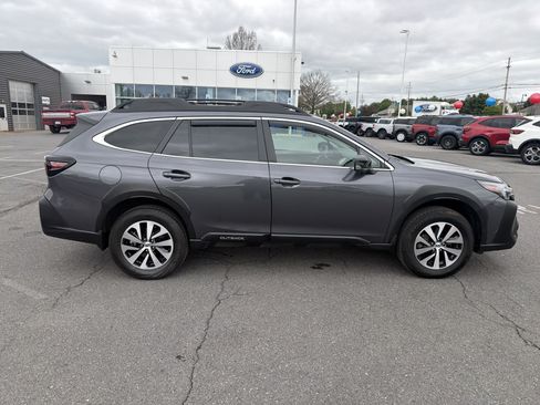 Used 2025 Subaru Outback Premium AWD/4WD image 2