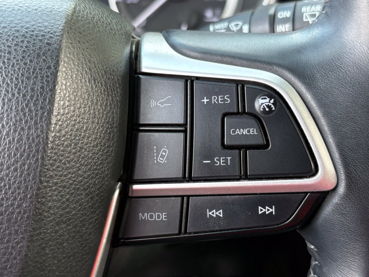 Used 2023 Toyota Highlander XSE FWD image 31
