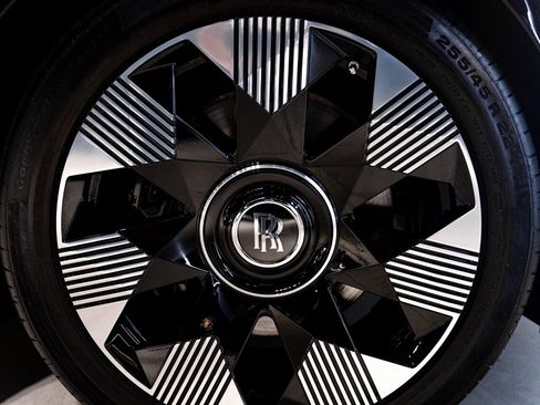 Used 2024 Rolls-Royce Phantom Sedan image 9