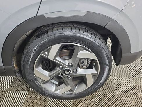 Used 2022 Hyundai Venue Limited image 17