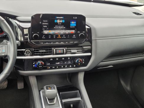 Used 2024 Nissan Pathfinder Platinum FWD image 12