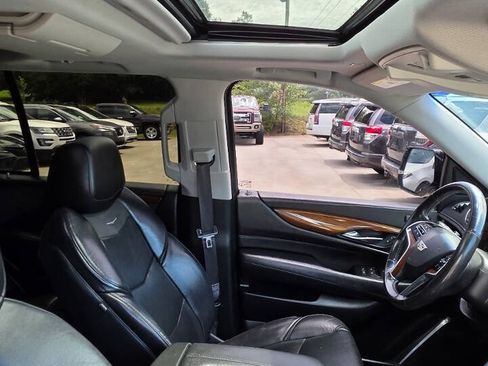 Used 2018 Cadillac Escalade Luxury AWD/4WD image 17