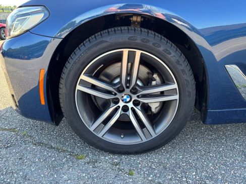 Used 2022 BMW 530i xDrive w/ Premium Package image 9