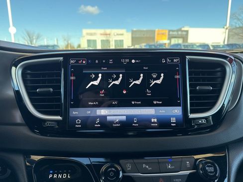 Used 2025 Chrysler Pacifica Select image 17