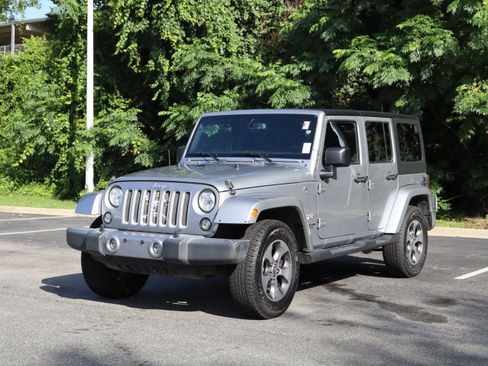 Used 2017 Jeep Wrangler Unlimited Sahara AWD/4WD image 5