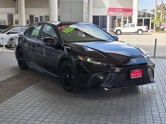 Used 2025 Toyota Camry SE FWD image 3