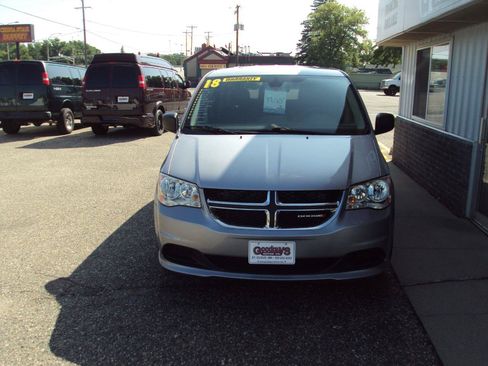 Used 2018 Dodge Grand Caravan SE w/ UConnect Hands-Free Group FWD image 3