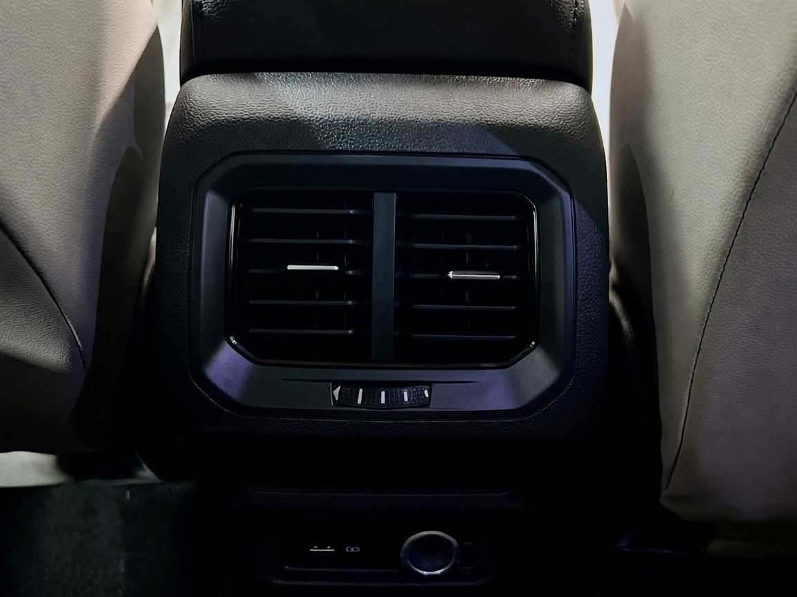 Used 2019 Volkswagen Tiguan SE FWD image 17
